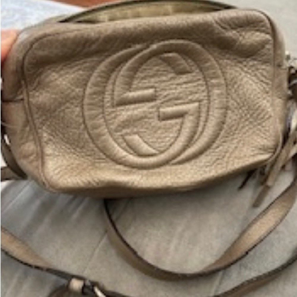 Authentic Gucci cross bag. Gold color. Condition: fair